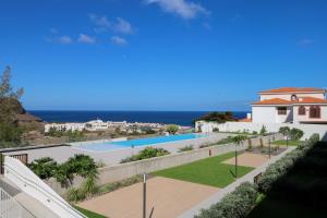 - un balcon offrant une vue sur la piscine dans l'établissement Paramount views Agaete apartment, à Puerto de las Nieves