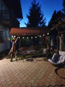 ブランにあるCasa Flaviusのパティオ(ガゼボ、テーブル、椅子付) +31枚の写真