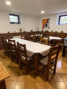 una sala da pranzo con tavoli e sedie e tavolo bianco di Willa Sól a Rajcza