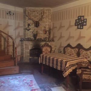 ein Schlafzimmer mit einem Bett und einem Kamin in der Unterkunft Guest House Getahovit in Getahovit
