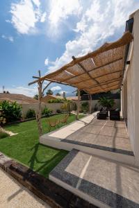 drewniana pergola na boku domu w obiekcie love room Villa Des Charmes-34450 vias w mieście Vias +11 zdjęć