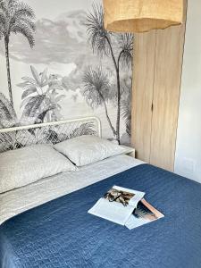 łóżko z tacą z książką w obiekcie Czarna Perła w Rogowie