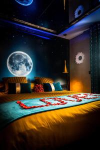 sypialnia z łóżkiem z księżycem na ścianie w obiekcie love room Villa Des Charmes-34450 vias w mieście Vias