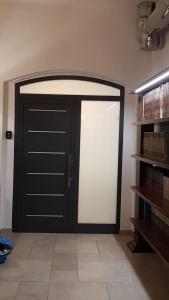una porta nera in una stanza con una libreria di BariMetro Garden a Capurso