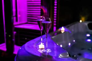 un verre de vin et une bougie sur une table dans l'établissement love room Villa Des Charmes-34450 vias, à Vias 10 autres photos