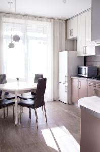 a kitchen and dining room with a table and chairs at VIP Квартира на Науковій, аквапарк in Lviv