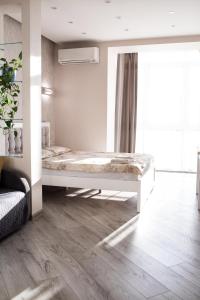 um quarto com uma cama num quarto com pisos em madeira em VIP Квартира на Науковій, аквапарк em Lviv