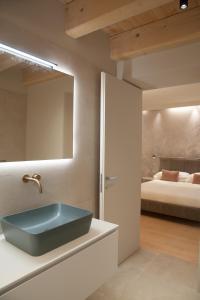 レーヴィコ・テルメにあるAmbiente 90のバスルーム(青いシンク付)、ベッドルーム1室