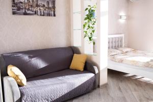 uma sala de estar com um sofá e uma cama em VIP Квартира на Науковій, аквапарк em Lviv