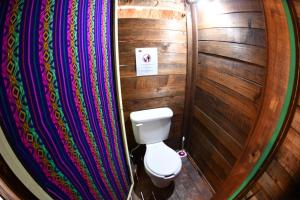 Ένα μπάνιο στο Kin Hostal and Camping