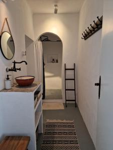 Casa de Santa Margarida في موراو: حمام مع حوض ومرآة