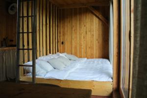 Ein Bett oder Betten in einem Zimmer der Unterkunft Na seně