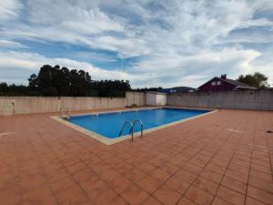 uma piscina num pátio de tijolos com uma cerca em Barreiros Viladaide em Barreiros
