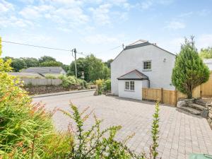 a white house with a fence and a driveway at The Firs in Carbis Bay