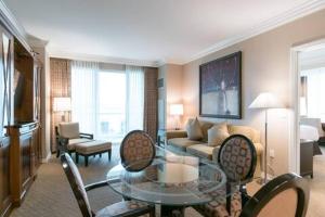 un salon avec une table en verre et des chaises dans l'établissement MGM Signature, à Las Vegas