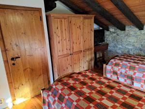 1 dormitorio con 1 cama y puerta de madera en A casa di Gio' en Laggio