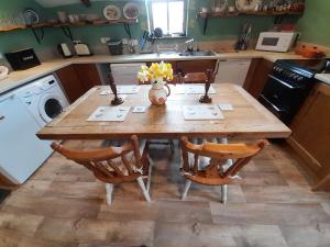 cocina con mesa de madera con sillas y fregadero en Moira Cottages @Berwickhall Sleeps 12, en Moira 26 fotos más