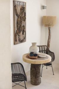 una mesa en una habitación con 2 sillas y una lámpara en Casa dos Islas Loft, en Bahía de San Antonio