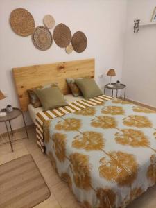 - une chambre avec un grand lit et 2 tables dans l'établissement Casa Gara, à Yaiza
