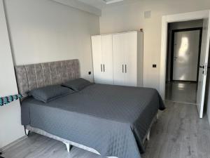 ein Schlafzimmer mit einem Bett, einem Schrank und einer Tür in der Unterkunft Жилой комплекс «Лавиния-1» in Erdemli