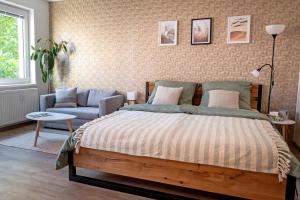 una camera con letto e sedia di Golden Leaf Sladkovskeho a Olomouc