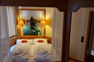 een slaapkamer met een bed met handdoeken erop bij Hotel Hanoi in Wolfach