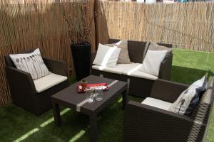 卡塔尼亞的住宿－Mirage Place B&B，庭院配有两把椅子、一张桌子和一张沙发