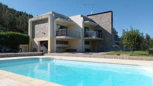 Bazén v ubytování Casa dos Sobreiros nebo v jeho okolí
