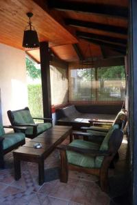 sala de estar con mesa de madera y sillas en Villa Hacienda - Holiday Home en Bihać