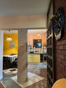 比哈奇的住宿－Villa Hacienda - Holiday Home，厨房以及带墙上时钟的用餐室。