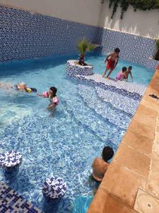 un grupo de personas en una piscina en Hôtel privilège Oran, en Orán