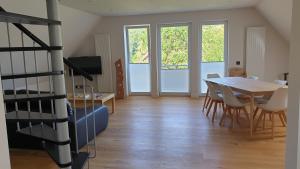 a living room with a dining room table and chairs at Ferienwohnung an der Wassermühle in Hermannsburg in Hermannsburg