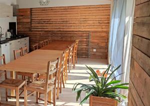 uma sala de jantar com uma mesa de madeira e cadeiras em Maison d'Agathe em Bouessay