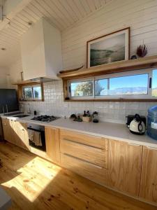 a kitchen with a counter top and some windows at Buchuvillas Surf House in Buchupureo