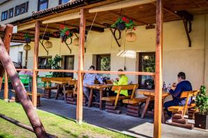 Reštaurácia alebo iné gastronomické zariadenie v ubytovaní Jakubówka