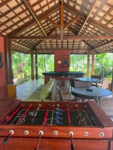 ein Zimmer mit einem Billardtisch und Tischtennisplatten in der Unterkunft Apartamento 2 suítes em condomínio de luxo no centro in Praia do Forte