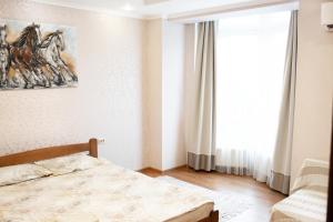 um quarto com uma cama e uma janela em Апартаменти на Сихові 3й em Lviv