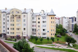 um grupo de edifícios numa rua da cidade em Апартаменти на Сихові 3й em Lviv