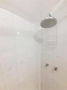 uma casa de banho com chuveiro e cabeça de chuveiro em Hotel Bianca Boutique em Viña del Mar