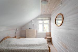 1 dormitorio con cama y espejo en Feriested i Vanvik, en Vanvik