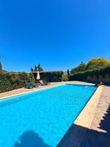 una piscina de agua azul en un patio en SOLAR DAS ARCAS Manor House - Deluxe Mountain, en Arcas