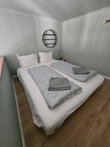 ブダペストにあるStylish Suite WestEndの大きな白いベッド(枕2つ付)