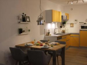 une cuisine avec une table en bois et des chaises ainsi qu'une salle à manger dans l'établissement Frische-Brise-05-10, à Cuxhaven