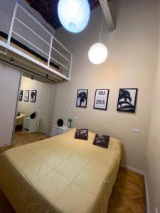 1 dormitorio con 1 cama grande y 2 almohadas en Hermoso, moderno con patio y terraza 7 personas en Buenos Aires