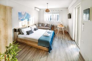 een slaapkamer met een groot bed en een bank bij Holiday House Heraklion & Roof Garden in Heraklion