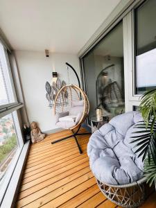 - un salon avec une chaise en osier et une fenêtre dans l'établissement high-end apartment close to metro and uno-city with e-parking, à Vienne