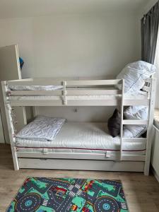 Postel nebo postele na pokoji v ubytování Kuestenbude Ahoi