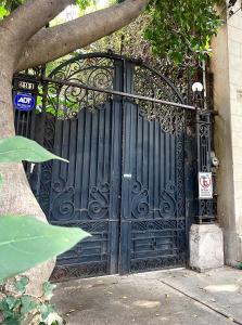 una gran puerta de metal negro en un edificio en Maison du comte, en Ciudad de México