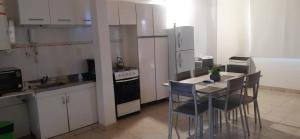 une cuisine avec une table, des chaises et un réfrigérateur dans l'établissement Ruffus's Apple Cipolletti, à Cipolletti 42 autres photos