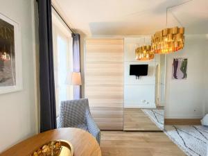 ein Wohnzimmer mit einem Stuhl und einem Spiegel in der Unterkunft Suite Nairobi in Villeurbanne